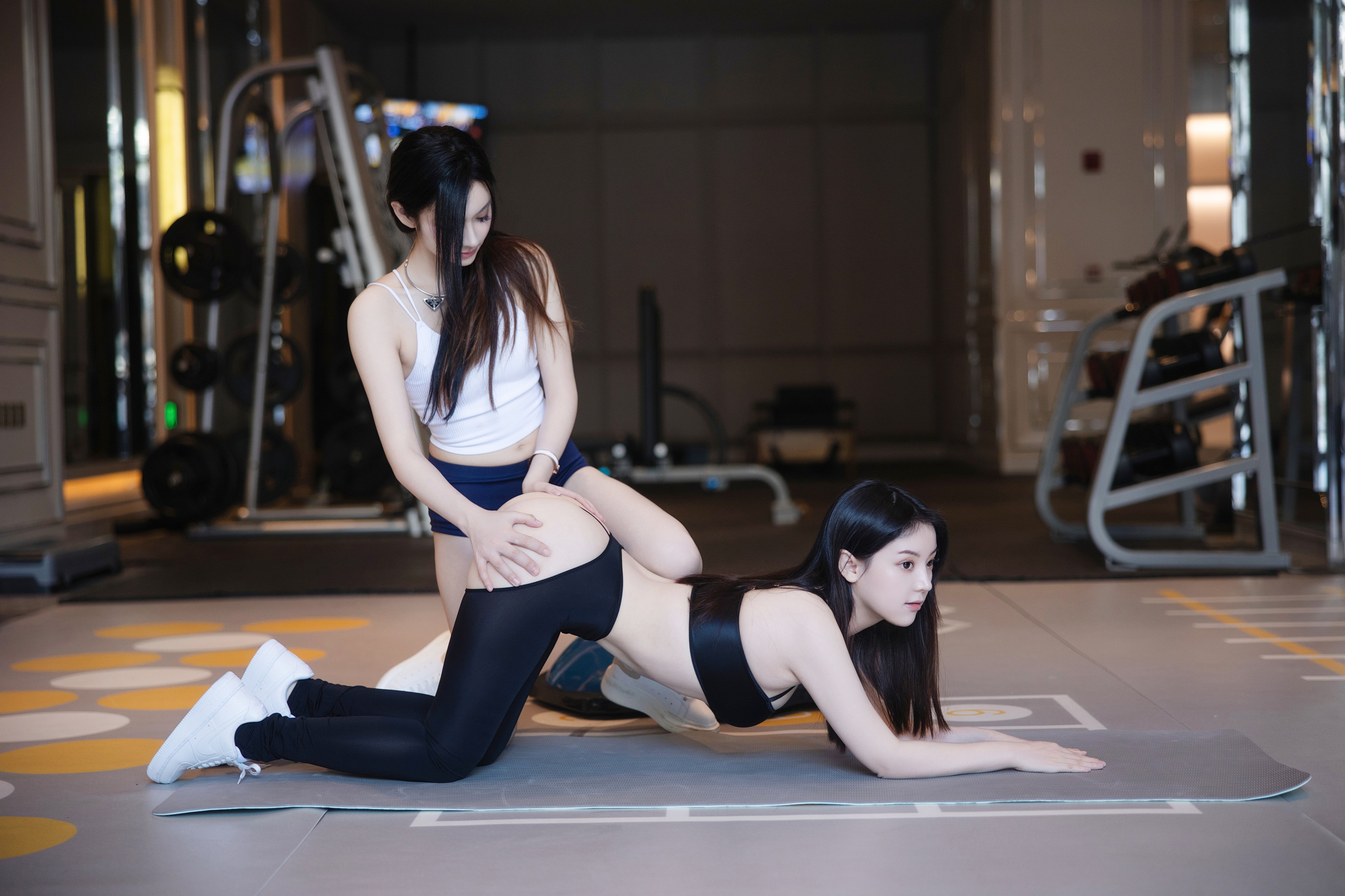 图片[5] - 【豆瓣酱】双女健身房互搞，磨豆腐，筋膜枪震奶震鲍，浴室娇喘声销魂 - ACG play